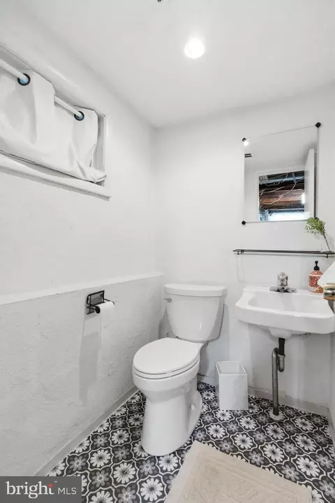 Bath - 582 Forest Rd, Wayne, PA 19087 photo 1 of 4
