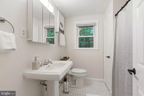 Bath - 582 Forest Rd, Wayne, PA 19087 photo 4 of 4