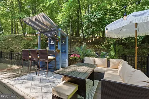 Exterior - 582 Forest Rd, Wayne, PA 19087 photo 5 of 8