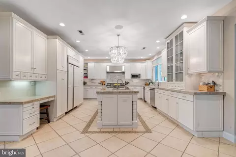 Kitchen - 640 Narcisi Ln, Wayne, PA 19087 photo 5 of 7