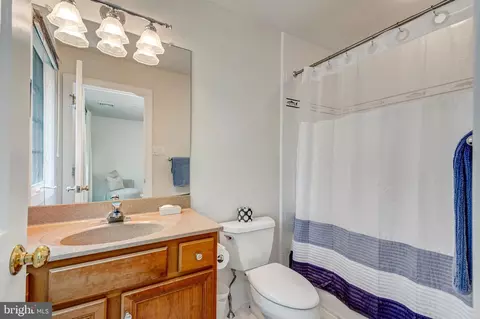 Bath - 640 Narcisi Ln, Wayne, PA 19087 photo 6 of 8