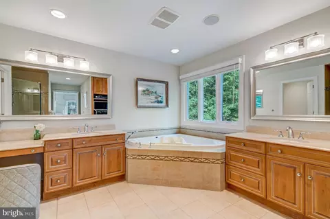 Bath - 640 Narcisi Ln, Wayne, PA 19087 photo 1 of 8