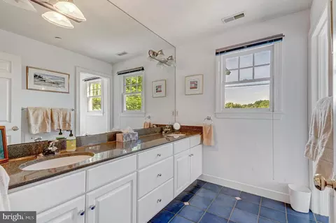 Bath - 640 Narcisi Ln, Wayne, PA 19087 photo 4 of 8