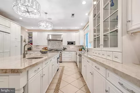 Kitchen - 640 Narcisi Ln, Wayne, PA 19087 photo 4 of 7
