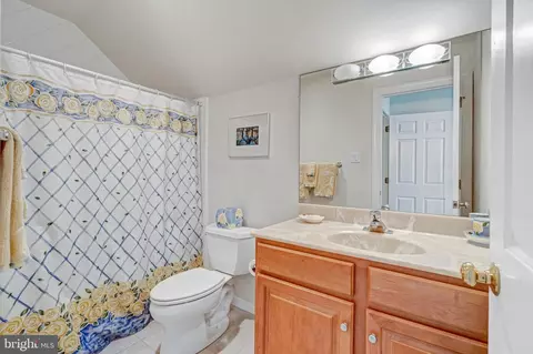 Bath - 640 Narcisi Ln, Wayne, PA 19087 photo 3 of 8