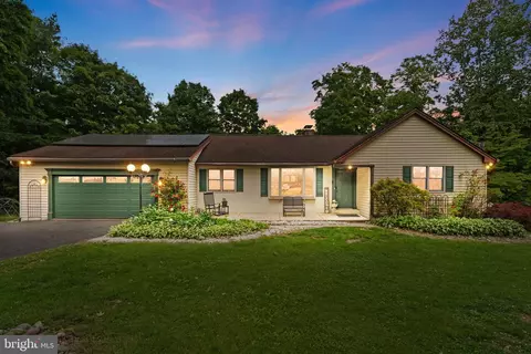 9002 Independence Dr, Green Lane, PA 18054