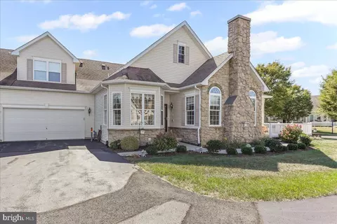 1072 Bordeaux Ln, Pennsburg, PA 18073