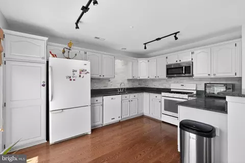 Kitchen - 147 Timothy Cir, Wayne, PA 19087 photo 2 of 2