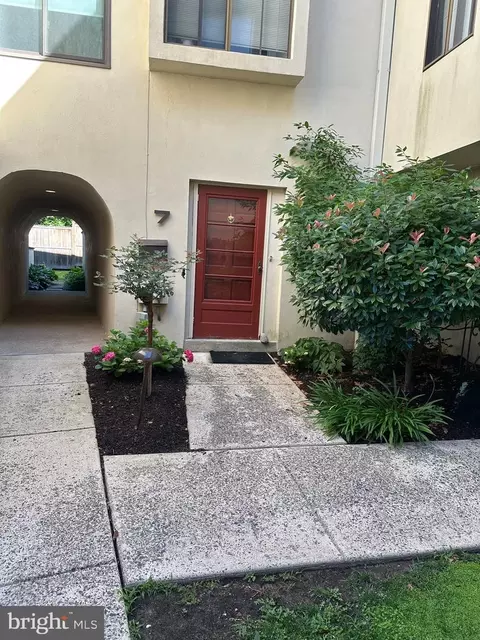 100 Llanalew Rd #7, Haverford, PA 19041