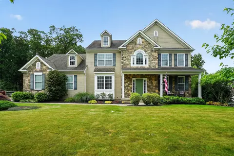 5967 Woodridge Dr #green, Green Lane, PA 18054