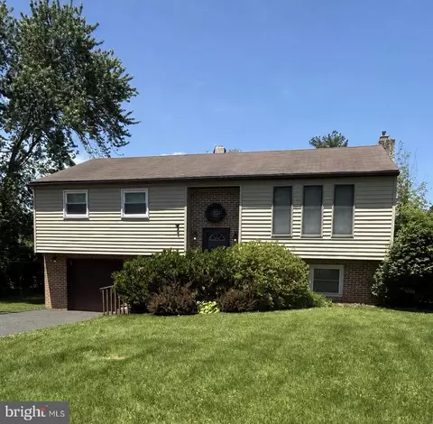 355 Stonehaven Dr, Red Hill, PA 18076