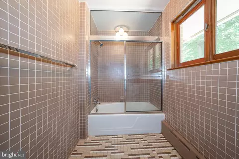 Bath - 696 Forest Rd, Wayne, PA 19087 photo 3 of 7