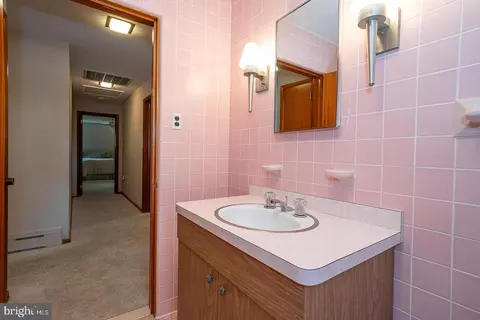 Bath - 696 Forest Rd, Wayne, PA 19087 photo 6 of 7