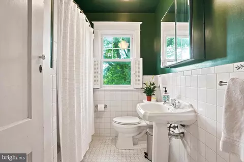 Bath - 8 Hewett Rd, Wyncote, PA 19095 photo 2 of 3