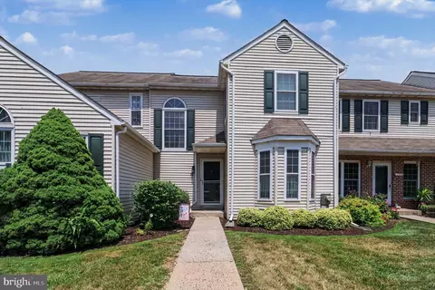16 Village Dr, Schwenksville, PA 19473