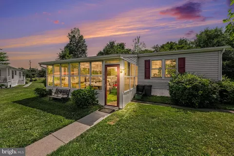 1014 Cherrywood Ct, North Wales, PA 19454