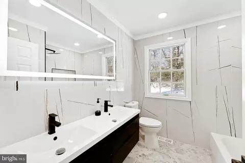 Bath - 826 Pardee Ln, Wyncote, PA 19095 photo 4 of 4
