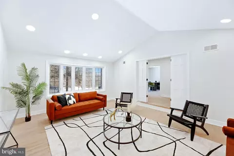 Living - 826 Pardee Ln, Wyncote, PA 19095 photo 2 of 8