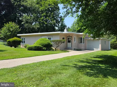 8202 Gladstone Rd, Glenside, PA 19038