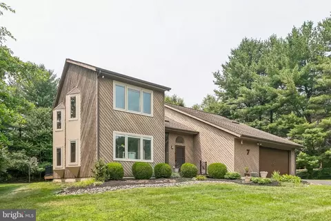 7 Haycroft Dr, Spring House, PA 19477