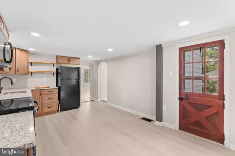 Entry Way - 21 Perkiomen Ave, Spring Mount, PA 19478 photo 9 of 14