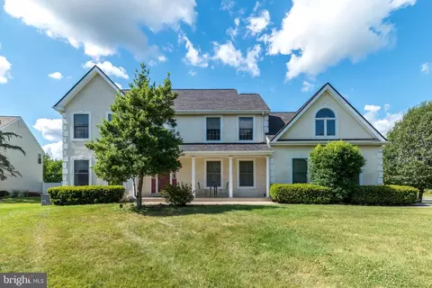 1 Crestwood Ct, Phoenixville, PA 19460