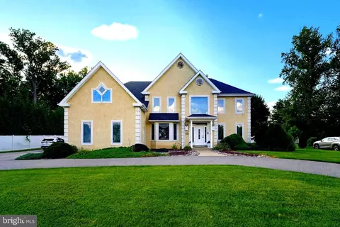 3930 Pond View Ln, Huntingdon Valley, PA 19006