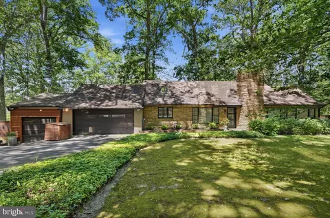 2030 Willow Brook Dr, Huntingdon Valley, PA 19006