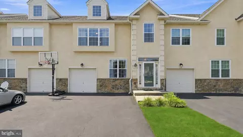 381 Manor Cir, Harleysville, PA 19438