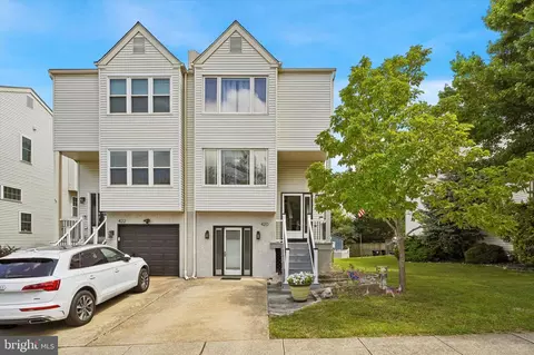 420 Pleasant Valley Dr, Conshohocken, PA 19428