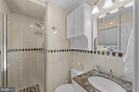 Bath - 801 Pardee Ln, Wyncote, PA 19095 photo 2 of 4