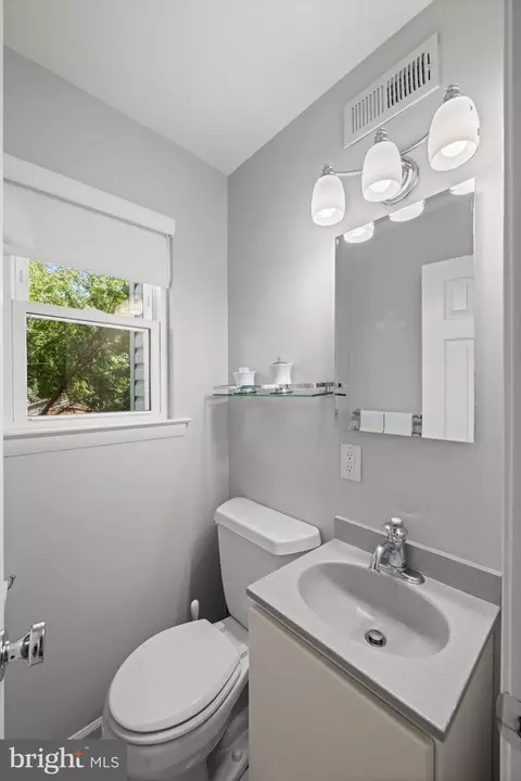 Bath - 801 Pardee Ln, Wyncote, PA 19095 photo 1 of 4