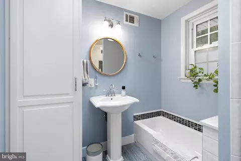 Bath - 687 Brookwood Rd, Wayne, PA 19087 photo 3 of 3
