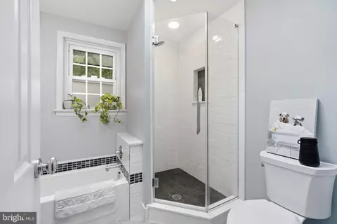 Bath - 687 Brookwood Rd, Wayne, PA 19087 photo 2 of 3