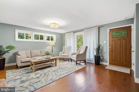 Living - 687 Brookwood Rd, Wayne, PA 19087 photo 1 of 2
