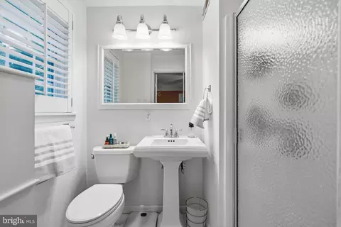 Bath - 687 Brookwood Rd, Wayne, PA 19087 photo 1 of 3