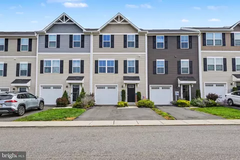 28 Castle Dr Apt, Gilbertsville, PA 19525
