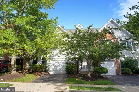 302 Aqueduct Dr, North Wales, PA 19454