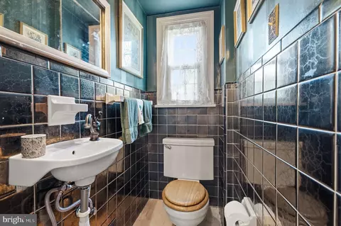 Bath - 103 Glenview Ave, Wyncote, PA 19095 photo 1 of 3