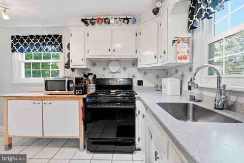 Kitchen - 103 Glenview Ave, Wyncote, PA 19095 photo 2 of 3