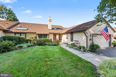 8 Bridle Ln, Blue Bell, PA 19422