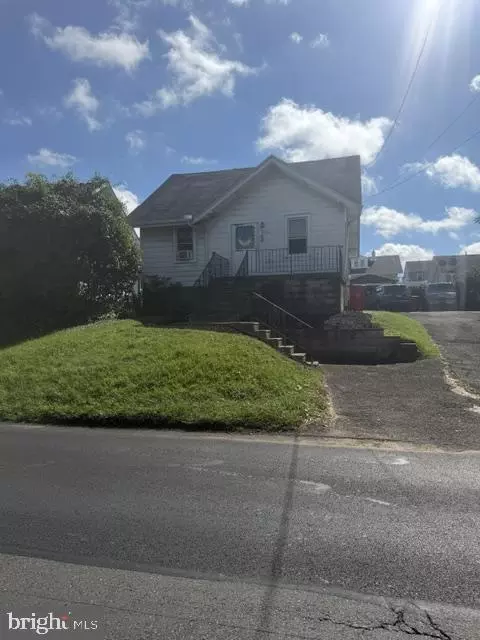 1002 E Fox Chase Rd, Jenkintown, PA 19046