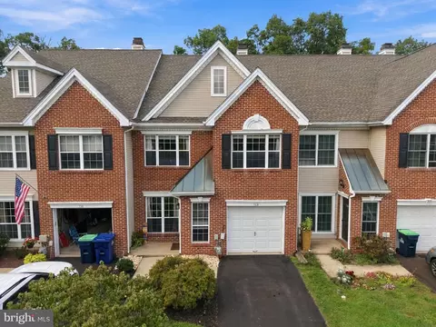 713 Martingale Rd Apt, Schwenksville, PA 19473