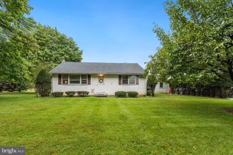 325 E Mount Kirk Ave Apt, Eagleville, PA 19403