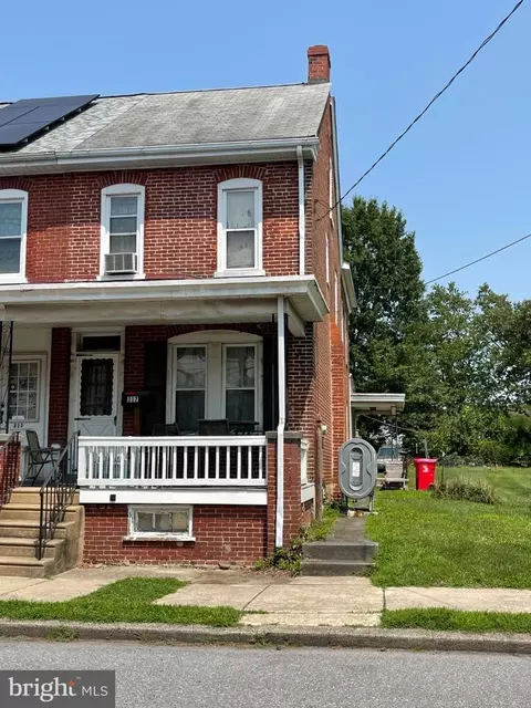 317 W Race St, Stowe, PA 19464