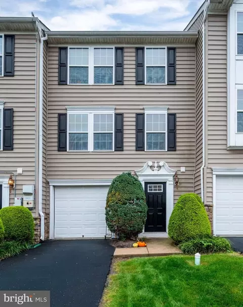 206 Susan Cir, North Wales, PA 19454