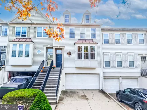 10 Honey Locust Ct, Lafayette Hill, PA 19444