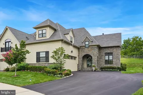 6060 Creekside Dr, Flourtown, PA 19031