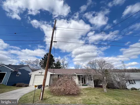 27 Elm Dr, Lewistown, PA 17044