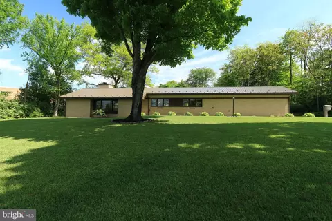 9 Hillside Ln, Lewistown, PA 17044